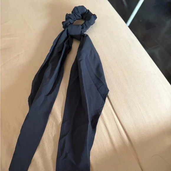 New without tag Lululemon Uplifting Scrunchie Bow - Picture 3 of 3